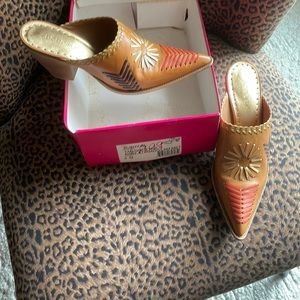 NIB BCBGirls western style clogs size 8.5/9